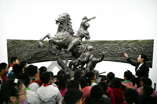 2019年4月4日，在东北烈士纪念馆，学生们在听讲解员讲解。